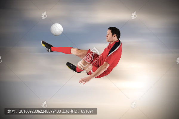 男人踢足球的復(fù)合形象