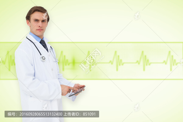 醫(yī)生嚴(yán)肅的看著鏡頭的復(fù)合形象