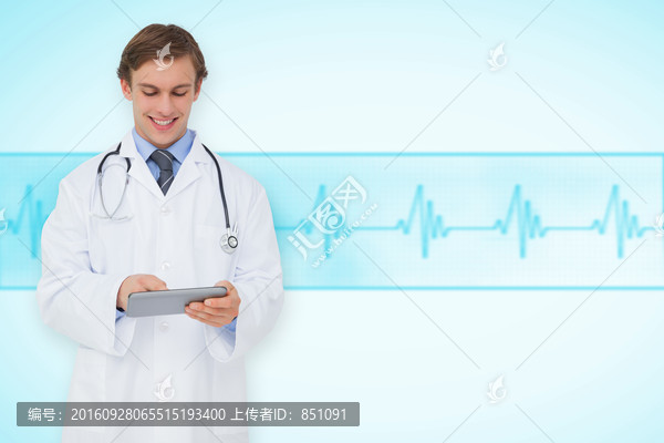 醫(yī)生看著平板電腦的復(fù)合形象