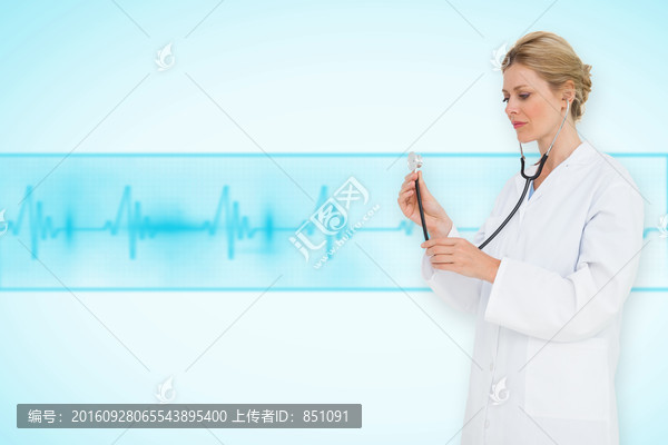 金發(fā)醫(yī)生用聽診器的復(fù)合形象