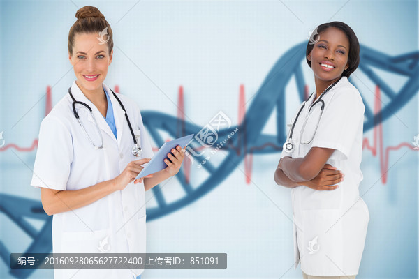 女醫(yī)生微笑著看著鏡頭的復(fù)合形象