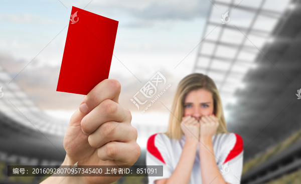 手持紅卡對足球場的復合形象