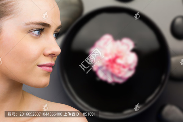 女人側(cè)臉微笑著的復(fù)合形象