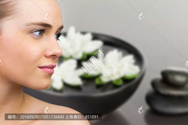 女人側(cè)臉微笑著的復(fù)合形象