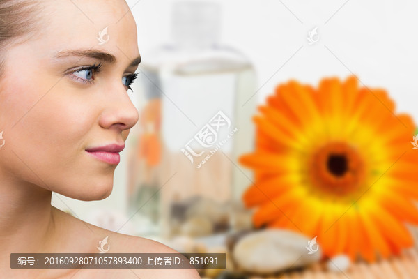 女人側(cè)臉微笑著的復(fù)合形象