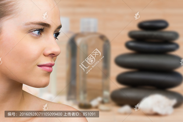 女人側(cè)臉微笑著的復(fù)合形象