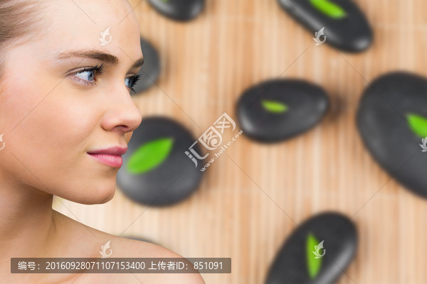 女人側(cè)臉微笑著的復(fù)合形象