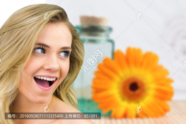 微笑的金發(fā)美女的復(fù)合形象