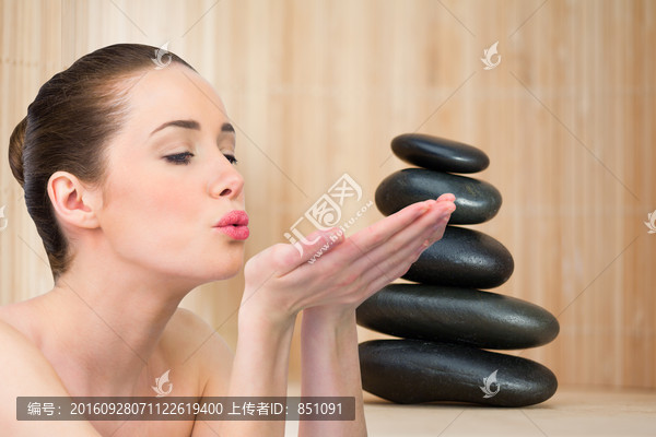 漂亮女人吹著手的復合形象