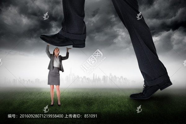女商人抬起腳的復(fù)合形象