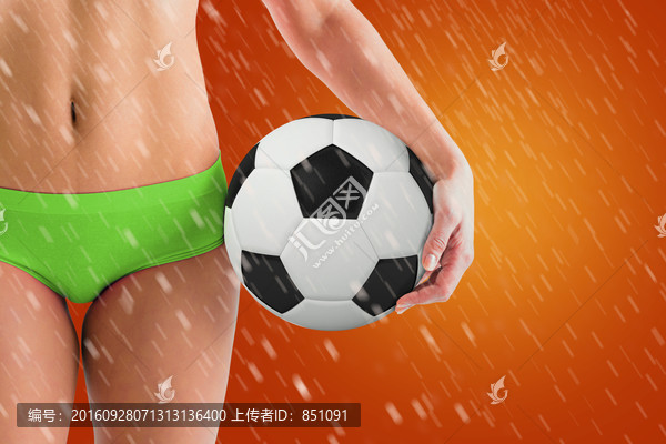 女人抱著足球的復(fù)合形象