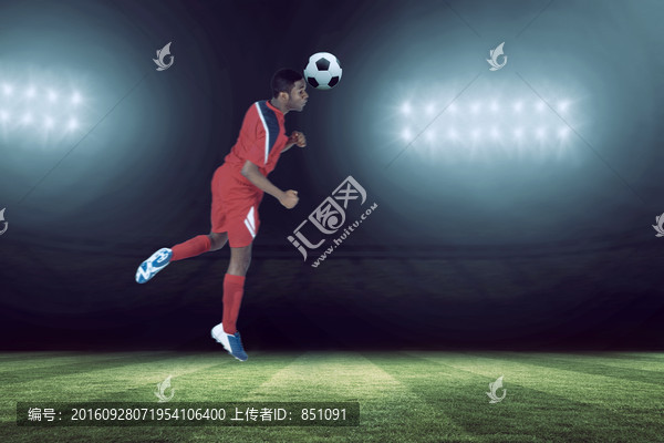 足球運(yùn)動(dòng)員踢球的復(fù)合形象