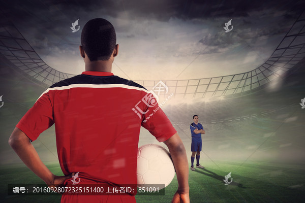 足球運動員背對著鏡頭的復(fù)合形象