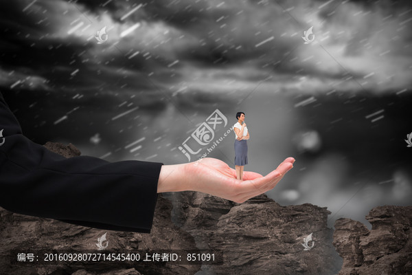女商人站在手里的復(fù)合形象