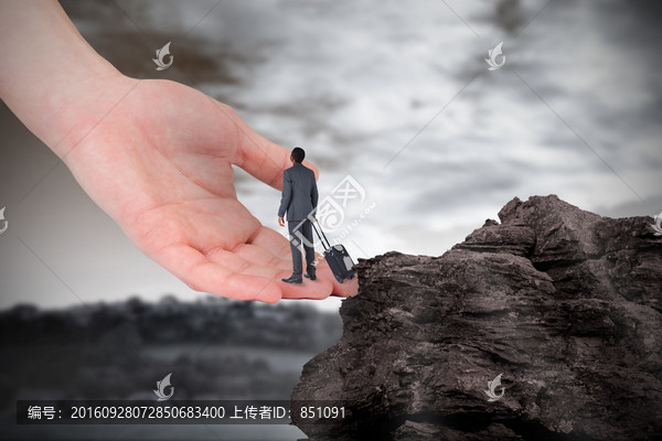商人站在大手里的復(fù)合形象