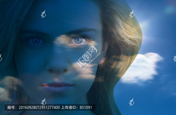 金發(fā)女人看著鏡頭的復(fù)合形象
