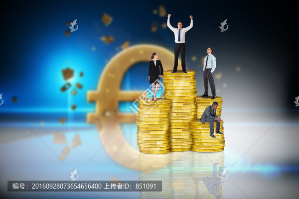 商業(yè)人士站在硬幣堆上的復(fù)合形象