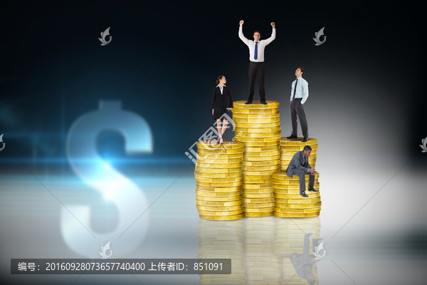 商業(yè)人士站在硬幣堆上的復合形象