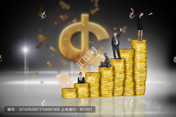 商業(yè)人士站在硬幣堆上的復(fù)合形象