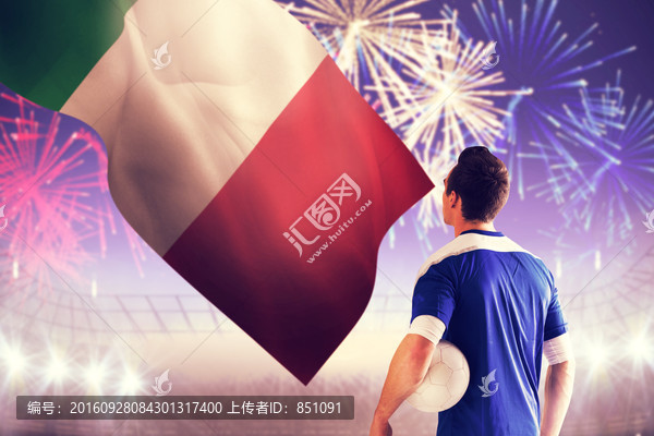 足球運動員抱著球的復合形象