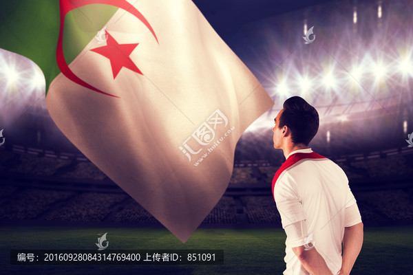 足球運(yùn)動(dòng)員抱著球的復(fù)合形象
