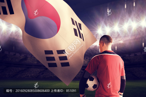 足球運(yùn)動(dòng)員抱著球的復(fù)合形象