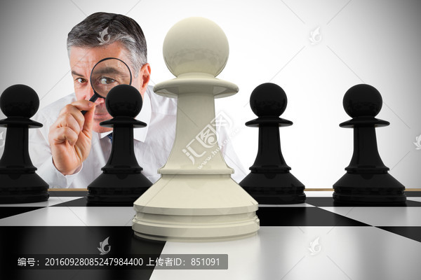 男人對著棋盤思考的復(fù)合形象