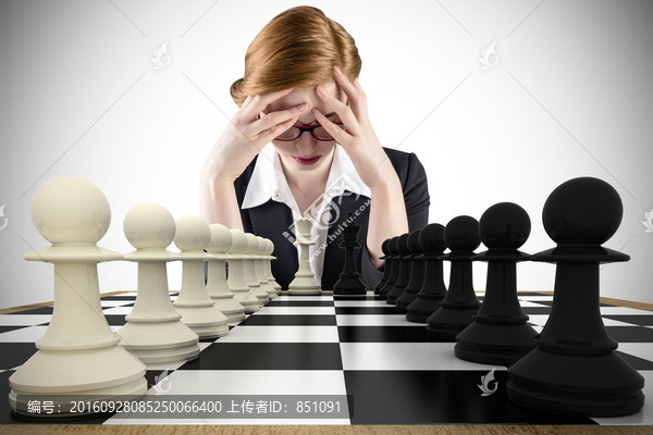女人對著棋盤思考的復合形象