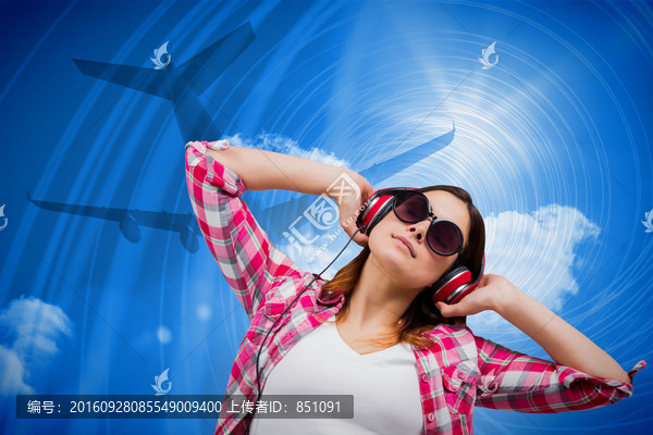 女人戴著耳機聽音樂的復(fù)合形象