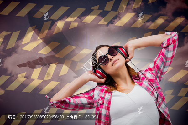 女人戴著耳機聽音樂的復合形象