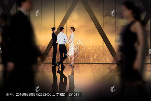 商務(wù)同事在一起聊天的復(fù)合形象