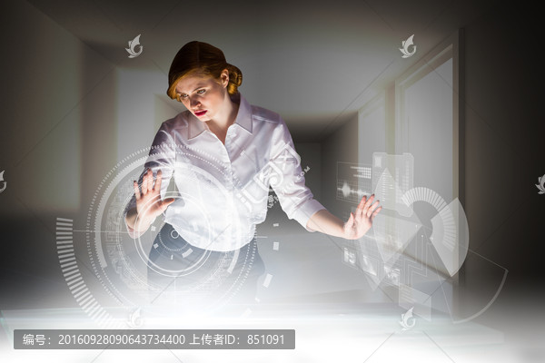 女商人看著計算機圖形的復合形象