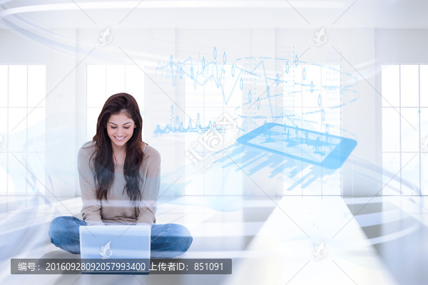 女人坐地板上使用電腦的復(fù)合形象