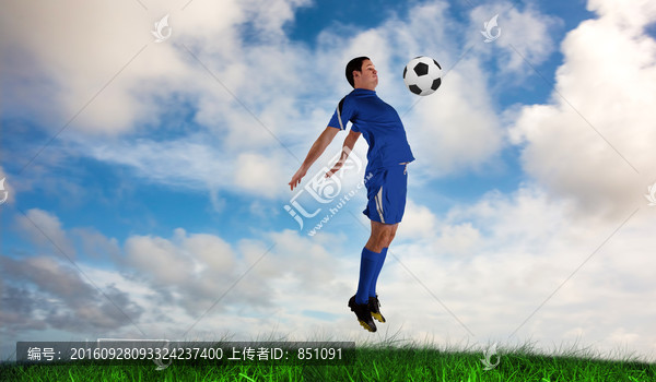 足球运动员踢球的复合形象