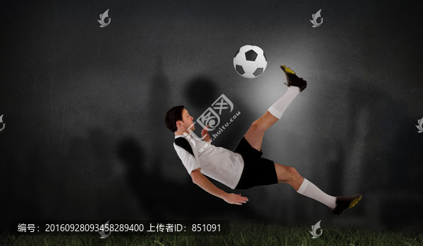 足球運(yùn)動(dòng)員踢球的復(fù)合形象
