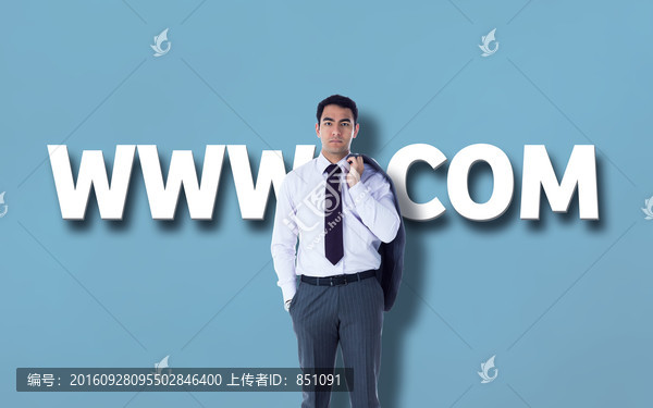 商人嚴肅的看著前方的復合形象