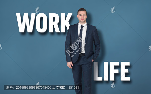商人嚴(yán)肅的看著鏡頭的復(fù)合形象