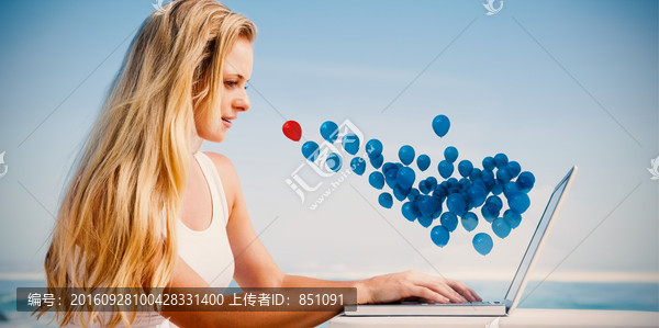 女人使用筆記本電腦的復(fù)合形象