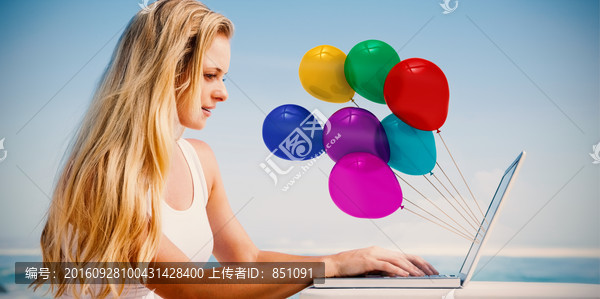 女人使用筆記本電腦的復(fù)合形象