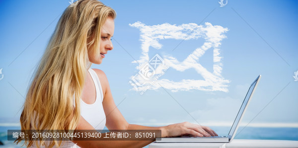 女人使用筆記本電腦的復(fù)合形象