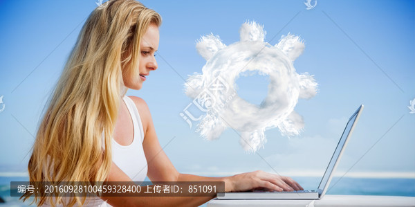 女人使用筆記本電腦的復合形象