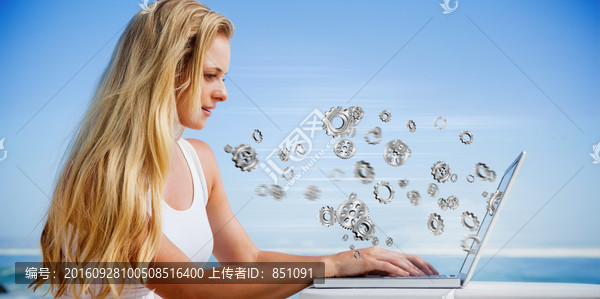 女人使用筆記本電腦的復(fù)合形象