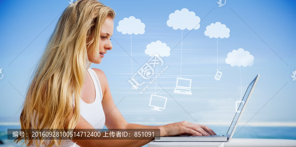 女人使用筆記本電腦的復合形象