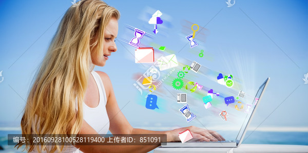 女人使用筆記本電腦的復(fù)合形象