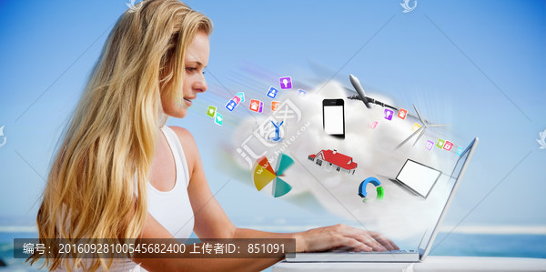 女人使用筆記本電腦的復(fù)合形象