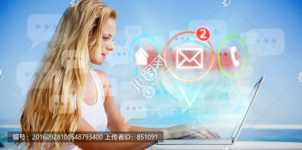 女人使用筆記本電腦的復(fù)合形象
