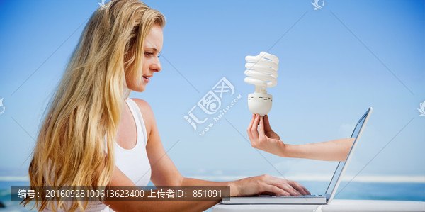 女人使用筆記本電腦的復(fù)合形象