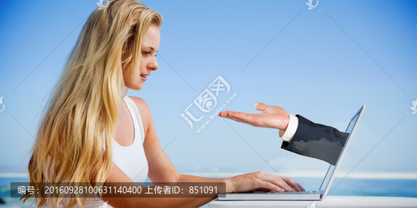 女人使用筆記本電腦的復(fù)合形象