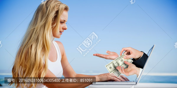 女人使用筆記本電腦的復(fù)合形象
