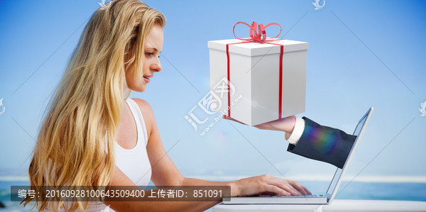 女人使用筆記本電腦的復合形象